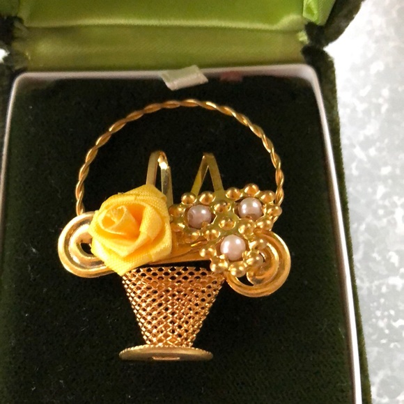 Queen Elizabeth style Vintage flower basket brooch - Picture 5 of 5
